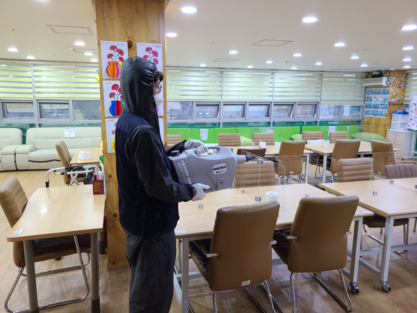 ▲ 어르신복지시설 방역하는 모습.