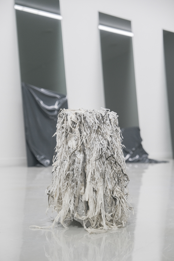 ▲ 이은지 Leeeunji, leftover 07 & 08 - 흔들리는 조각 Swaying leftovers 07 & 08, 2018-2021, Leftover paper, ink, water, glue, Variable installation.