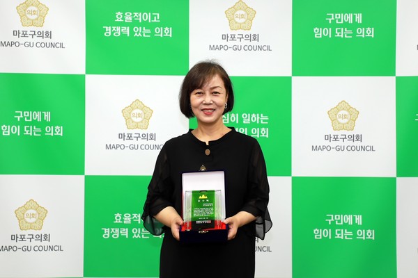▲ 감사패 받은 마포구의회 김영미 의원.