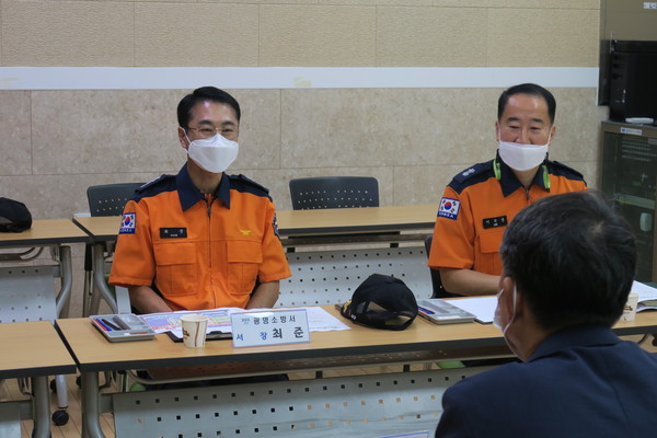 ▲ 소방안전컨설팅 실시하는 최준 서장.