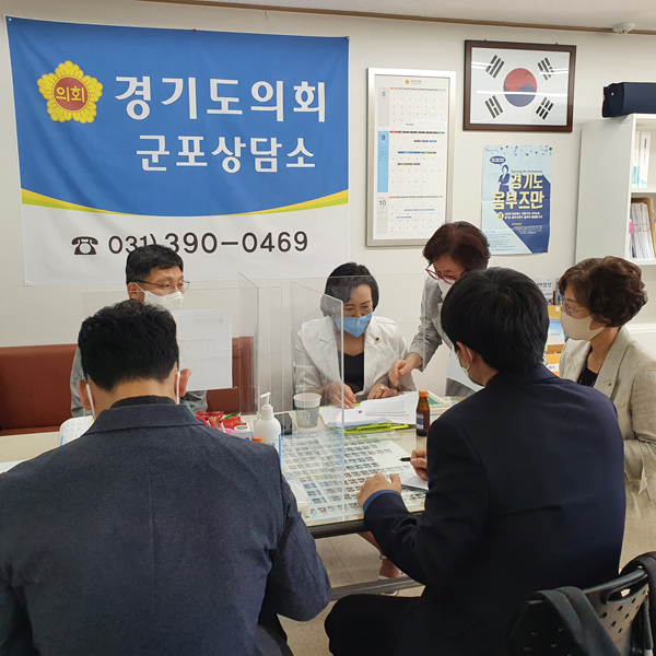 ▲ 현황 보고받는 정윤경 위원장.