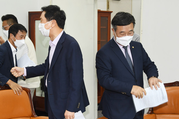 ▲ 언중법 개정안 본회의 상정 협의 위해 만난 윤호중-김기현. /뉴시스