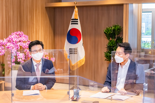 ▲ 오세훈 시장을 만나 지역 현안에 대해 적극 건의 나선 박성수 송파구청장(왼쪽).