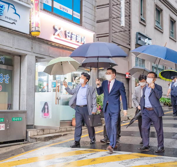 ▲ 에너지절약형 LED 간판개선사업 현장 방문한 이정훈 구청장.