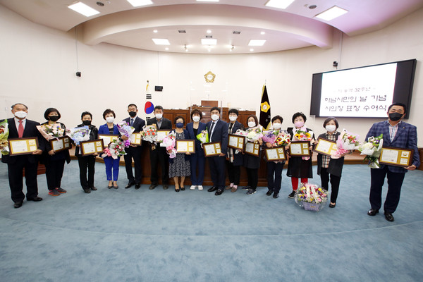 ▲ 하남시의회는 9월 30일 시의회 본회의장에서 제32주년 ‘하남시민의 날’ 기념 표창장 수여식을 개최했다.