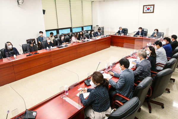 ▲ 화성시의회, 교육복지위원회 가족통합센터 건립 사업 관련 간담회.