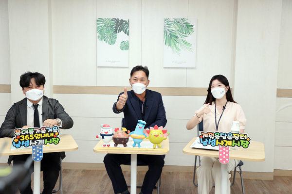 ▲ 제1회 내일은 홍보왕 ‘전통시장 활성화’편을 진행자, 동작구청장 이창우, 동작구 직원이 촬영하고 있다.
