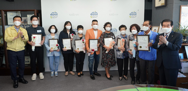▲ 이승로 성북구청장(왼쪽 첫 번째)와 수상자들이 함께 기념사진을 찍고 있다.