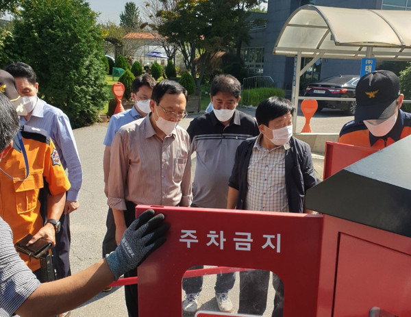 ▲ 사들물류단지 관계자들이 비상소화전함 사용훈련을 하고 있다.
