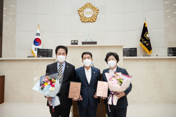 ▲ 왼쪽부터 박만섭 의원, 김기준 의장, 남홍숙 의원.