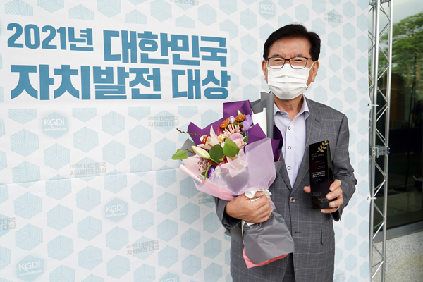 ▲ 유덕열 동대문구청장이 기초 부문 대상을 수상하고 기념 촬영을 하고 있다.