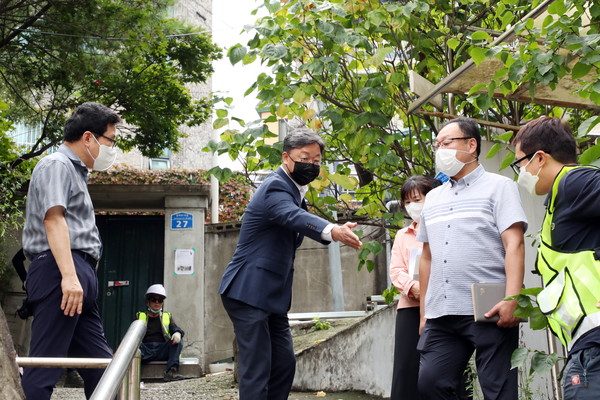 ▲ 미아동 솔매로 10길 인근 도로시설물 유지보수 공사현장 방문한 강북구의회 이용균 의장.