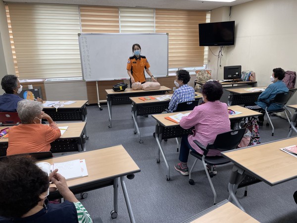 ▲ 복지관 어르신들과 찾아가는 응급처치 교육.