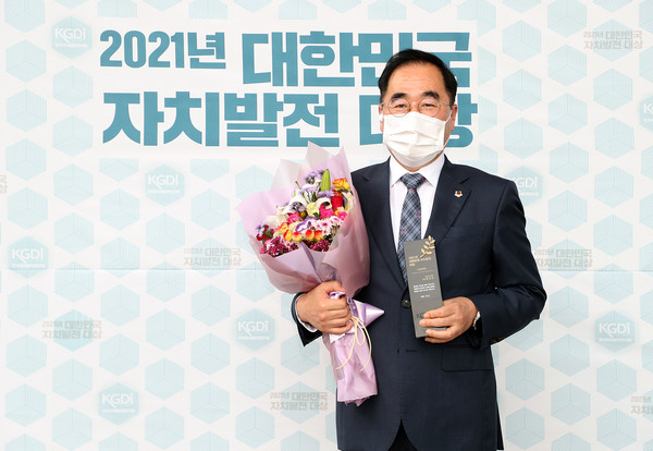 ▲ 성남시의회 윤창근 의장, 대한민국 자치발전 대상 기초부문 수상.