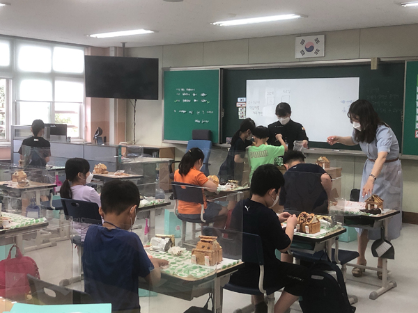 ▲ ‘역량발견프로그램’에 참여한 초등학생이 파티셰 체험을 하고 있다.