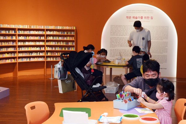 ▲ 2021경기세계도자비엔날레가 열리는 여주 경기생활도자미술관에서 가족 관람객이 체험 프로그램에 참여하고 있다.