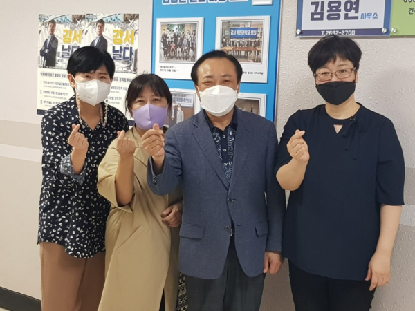 ▲ 서울장애인부모연대 김수정 회장(왼쪽 2번째)을 비롯한 임원진과 장애학생 돌봄교실 확보를 위한 정책간담회를 마치고 기념사진 촬영 중인 김용연 의원(왼쪽에서 3번째).