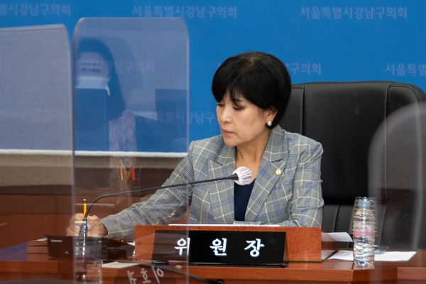 ▲ 회의 진행 중인 이향숙 운영위원장.