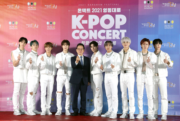 ▲ 포토월 기념사진 촬영하는 정순균 구청장과 NCT127.