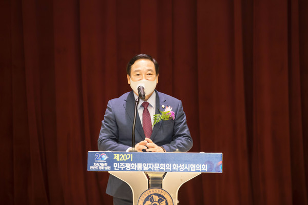 ▲ 축사 전하는 원유민 의장.