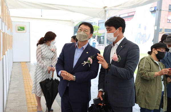 ▲ 시흥시 건축문화상 전시회 둘러보는 박춘호 의장.