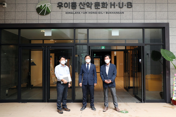 ▲ 강북구의회 이용균 의장, 우이동 산악문화 HUB 센터 방문 모습.