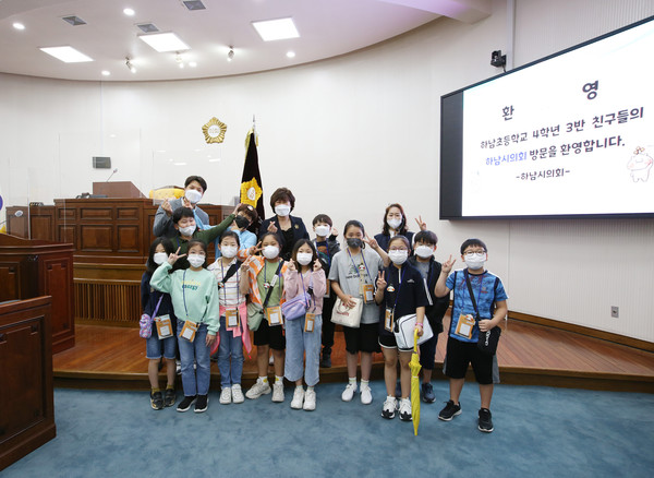 ▲ 하남시의회 방미숙 의장과 오지훈 의원이 하남초등학교 학생들과 기념촬영을 하고있다.