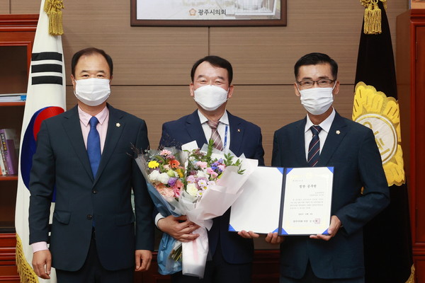 ▲ 도로관리과 박석중 시설정비팀장 증서 수여식.