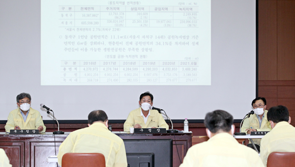 ▲ 10월 7일 동작구청 대강당에서 구청장과 간부들이 환경정책 토론회를 진행 중인 모습.