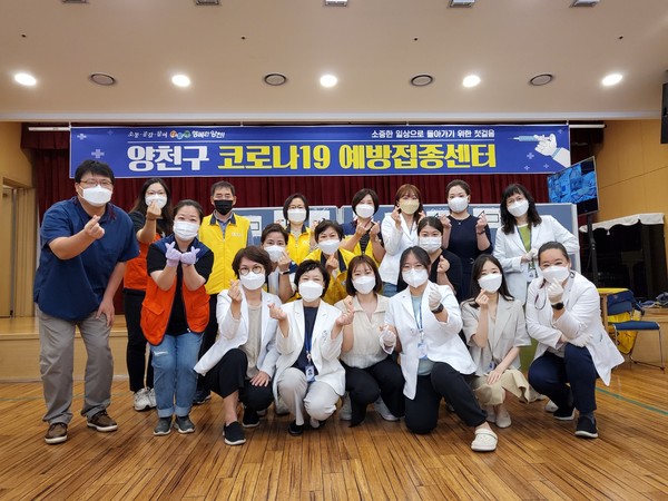 ▲ 양천구 코로나19 예방접종센터 종사자들의 모습.