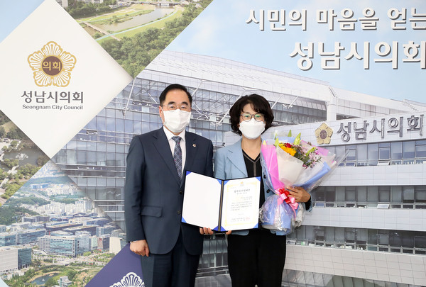 ▲ 성남시의회 임정미 의원 ‘2021 풀뿌리 의정대상’ 수상 모습.