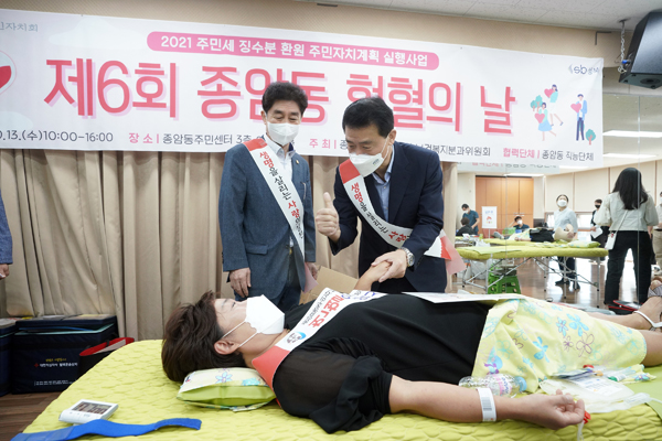 ▲ 현장을 방문한 이승로 성북구청장이 헌혈에 동참한 종암동 주민에게 감사와 응원을 전하고 있다.