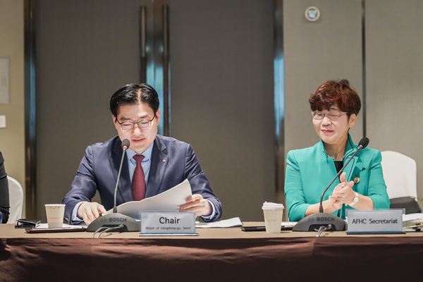 ▲ 2019년 개최된 제24차 AFHC 운영위원회 회의를 주재하고 있는 이정훈 강동구청장(왼쪽).