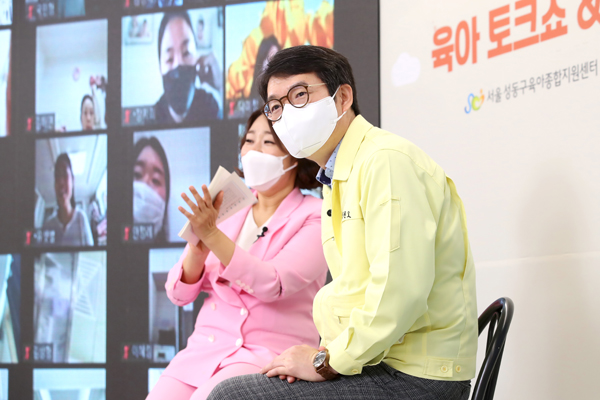 ▲ 지난 4월 지역육아맘과 이야기를 나누는 정원오 성동구청장.