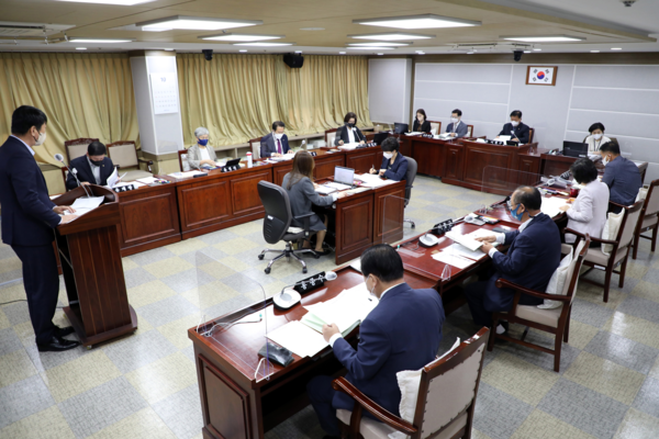 ▲수원시의회 도시환경위원회 2021년도 주요업무 추진실적 보고회.