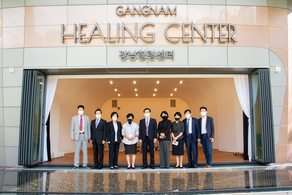 ▲ 개포동 강남힐링센터를 방문한 행정재경위원회 위원들이 기념촬영을 하고 있다.