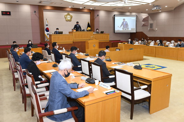 ▲ 정덕영 의장이 제334회 임시회 제2차 본회의에서 ‘2021년 제7차 수시분 공유재산 관리계획의 건’등 8건의 안건을 의결하고 있다.