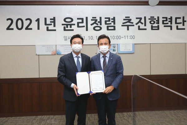 ▲ 청렴선언문 채택 후 함께 들고있는 이재욱 상임감사(좌) 송철희 회장직무대행(우).