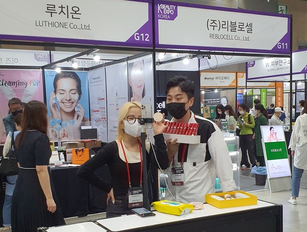 ▲ K-뷰티엑스포 '왕홍' 초청 라이브 방송 진행 모습.