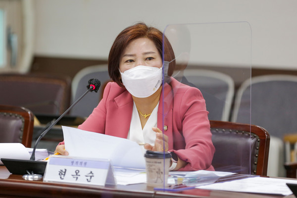 ▲ 현옥순 의원이 19일 열린 제272회 임시회 기획행정위원회에서 ‘안산시 지역서점 활성화 및 지원에 관한 조례안’에 대해 발언하고 있다.