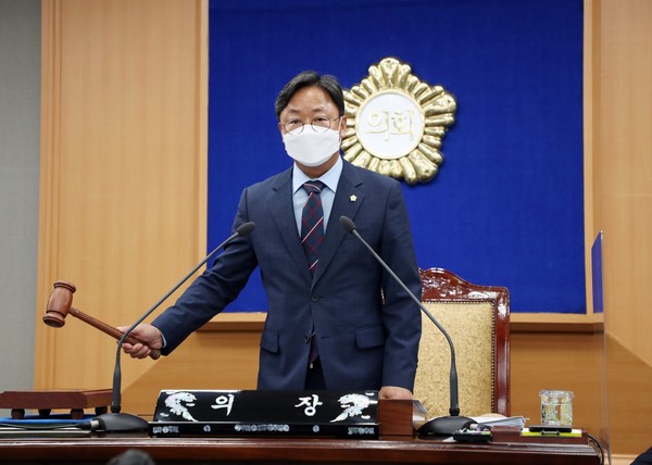▲ 강북구의회, 제250회 임시회 폐회하는 이용균 의장.
