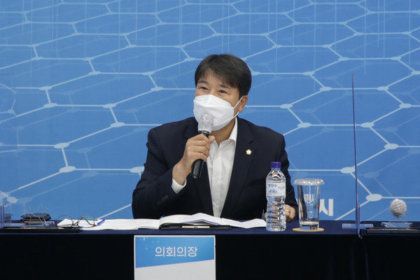 ▲ 부천혁신교육포럼 참석한 강병일 부천시의회 의장.