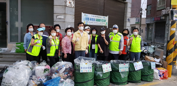▲ 마장동 성동푸르미재활용정거장의 정원오 성동구청장.