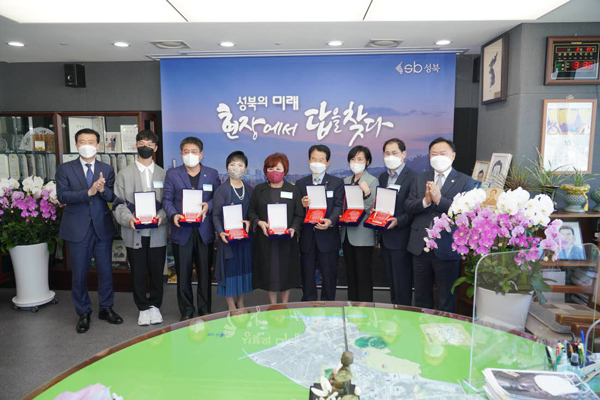 ▲ 수상자들과 이승로 성북구청장(왼쪽), 김일영 성북구의회 의장(오른쪽).