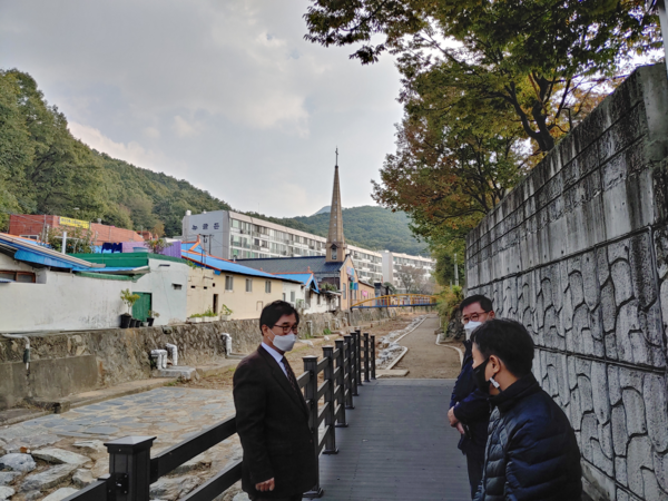 ▲ 수암천 산책로 연결공사 현장점검 모습.