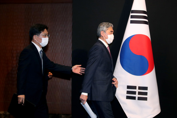 ▲ 이동하는 노규덕 본부장과 성김 특별대표. /뉴시스