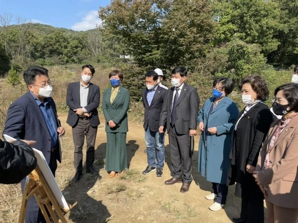 ▲ 안양시의회 도시건설위원회 관양고 도시개발사업부지 현장 방문 모습.