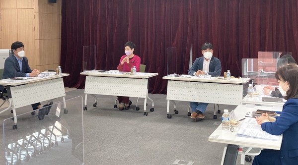 ▲ 학생들 기초 문해력 향상 필요성 관련 협의 진행하는 김우석 의원.