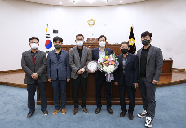 ▲ 강성삼 하남시의회 부의장이 하남교산공공주택지구 그린벨트 이축권 위원회로부터 감사패를 받고 기념사진을 찍고 있다.