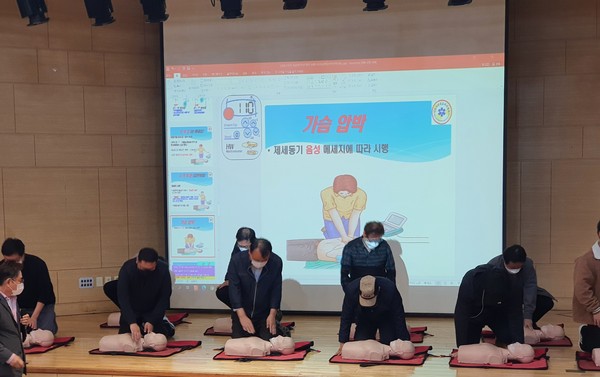▲ 응급처치 교육을 받고 있는 안심마을보안관.